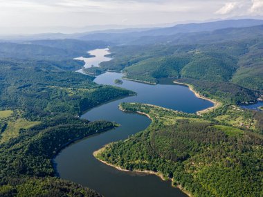 Topolnitsa Reservoir, Sredna Gora Dağı, Bulgaristan 'ın yay manzarası