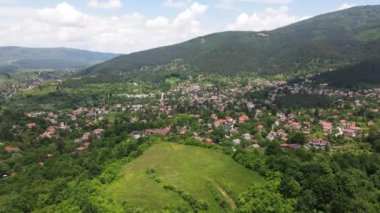 Bulgaristan 'ın Pernik bölgesindeki Rudartsi Köyü yakınlarındaki Vitosha Dağı' nın şaşırtıcı hava manzarası