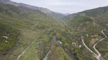 Bulgaristan 'ın Kresna Vadisi' nden geçen Struma Nehri 'nin havadan görüntüsü