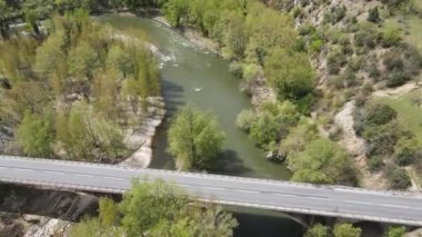 Bulgaristan 'ın Kresna Vadisi' nden geçen Struma Nehri 'nin havadan görüntüsü
