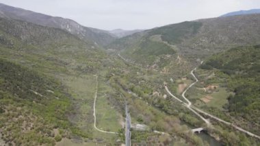 Bulgaristan 'ın Kresna Vadisi' nden geçen Struma Nehri 'nin havadan görüntüsü
