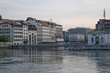 GENEVA, SWitzERLAND - 17 Haziran 2023: Rhone Nehri ve İsviçre 'nin şaşırtıcı Sunset Manzarası