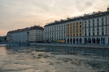 GENEVA, SWitzERLAND - 17 Haziran 2023: Rhone Nehri ve İsviçre 'nin şaşırtıcı Sunset Manzarası