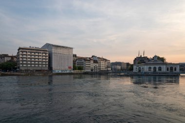 GENEVA, SWitzERLAND - 17 Haziran 2023: Rhone Nehri ve İsviçre 'nin şaşırtıcı Sunset Manzarası