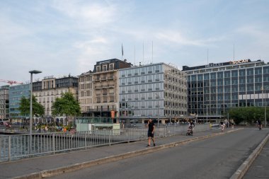 GENEVA, SWitzERLAND - 17 Haziran 2023: Rhone Nehri ve İsviçre 'nin şaşırtıcı Sunset Manzarası