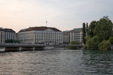 GENEVA, SWitzERLAND - 17 Haziran 2023: Rhone Nehri ve İsviçre 'nin şaşırtıcı Sunset Manzarası