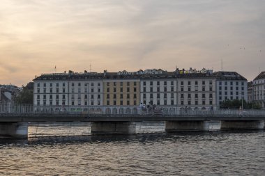 GENEVA, SWitzERLAND - 17 Haziran 2023: Rhone Nehri ve İsviçre 'nin şaşırtıcı Sunset Manzarası