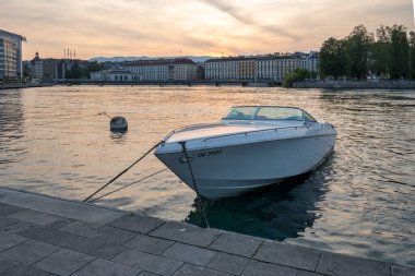 GENEVA, SWitzERLAND - 17 Haziran 2023: Rhone Nehri ve İsviçre 'nin şaşırtıcı Sunset Manzarası