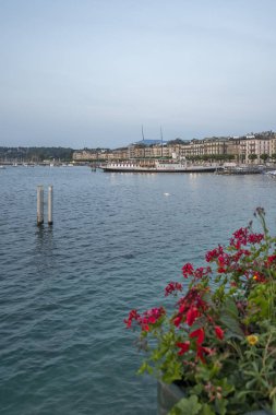 GENEVA, SWitzERLAND - 17 Haziran 2023: Rhone Nehri ve İsviçre 'nin şaşırtıcı Sunset Manzarası
