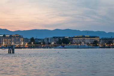 GENEVA, SWitzERLAND - 17 Haziran 2023: Rhone Nehri ve İsviçre 'nin şaşırtıcı Sunset Manzarası