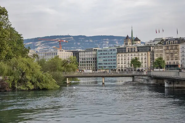 GENEVA, SWitzERLAND - 17 Haziran 2023: Rhone Nehri ve İsviçre 'nin şaşırtıcı Sunset Manzarası