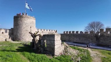 KAVALA, GREECE - 27 Aralık 2023: Eski Kavala kenti, Doğu Makedonya ve Trakya, Yunanistan