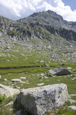 Bulgaristan 'ın Kalin tepeleri yakınlarındaki Rila Dağı' nın İnanılmaz Yaz Manzarası