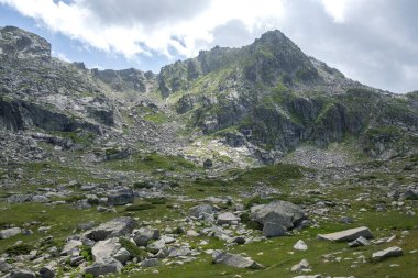 Bulgaristan 'ın Kalin tepeleri yakınlarındaki Rila Dağı' nın İnanılmaz Yaz Manzarası