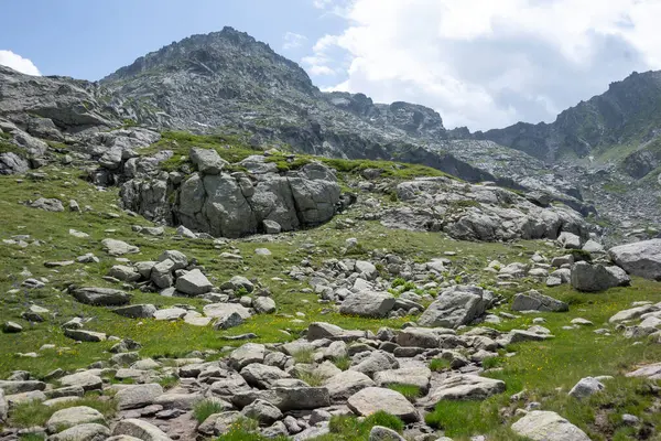 Bulgaristan 'ın Kalin tepeleri yakınlarındaki Rila Dağı' nın İnanılmaz Yaz Manzarası