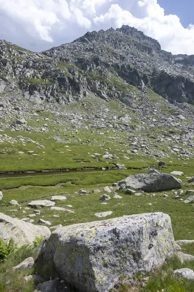 Bulgaristan 'ın Kalin tepeleri yakınlarındaki Rila Dağı' nın İnanılmaz Yaz Manzarası