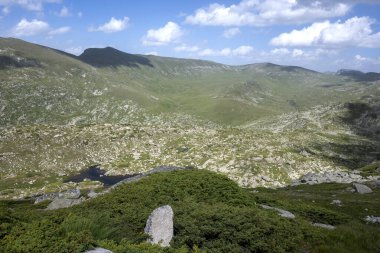 Bulgaristan 'ın Kalin tepeleri yakınlarındaki Rila Dağı' nın İnanılmaz Yaz Manzarası