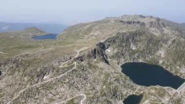 Bulgaristan 'ın Kalin zirvesi yakınlarındaki Rila Dağı' nın havadan yaz manzarası