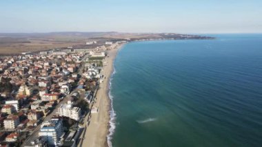 Bulgaristan 'ın Burgaz Bölgesi' nin Obzor kasabası yakınlarındaki Karadeniz kıyılarının şaşırtıcı hava manzarası 