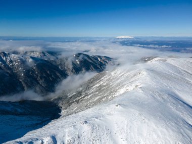 Bulgaristan 'ın Musala zirvesi yakınlarındaki Rila Dağı' nın şaşırtıcı hava kışı manzarası