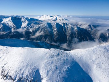 Bulgaristan 'ın Musala zirvesi yakınlarındaki Rila Dağı' nın şaşırtıcı hava kışı manzarası