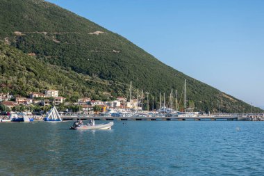 VASILIKI, LEFKADA, GREECE - 25 AĞUSTOS 2023: Yunanistan 'ın Lefkada kentindeki Vasiliki köyünün yaz manzarası