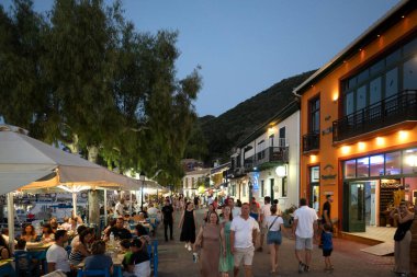 VASILIKI, LEFKADA, GREECE - 25 AĞUSTOS 2023: Yunanistan 'ın Lefkada kentindeki Vasiliki köyünün yaz manzarası
