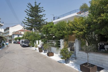 VASILIKI, LEFKADA, GREECE - 25 AĞUSTOS 2023: Yunanistan 'ın Lefkada kentindeki Vasiliki köyünün yaz manzarası