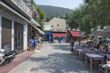 VASILIKI, LEFKADA, GREECE - 25 AĞUSTOS 2023: Yunanistan 'ın Lefkada kentindeki Vasiliki köyünün yaz manzarası