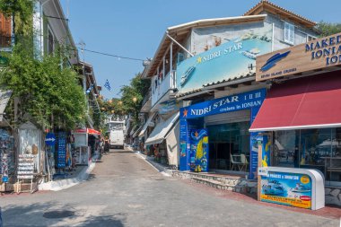 VASILIKI, LEFKADA, GREECE - 25 AĞUSTOS 2023: Yunanistan 'ın Lefkada kentindeki Vasiliki köyünün yaz manzarası