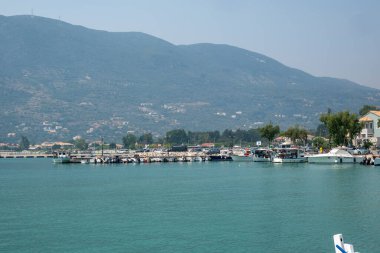 VASILIKI, LEFKADA, GREECE - 25 AĞUSTOS 2023: Yunanistan 'ın Lefkada kentindeki Vasiliki köyünün yaz manzarası