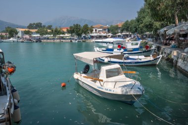 VASILIKI, LEFKADA, GREECE - 25 AĞUSTOS 2023: Yunanistan 'ın Lefkada kentindeki Vasiliki köyünün yaz manzarası