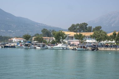VASILIKI, LEFKADA, GREECE - 25 AĞUSTOS 2023: Yunanistan 'ın Lefkada kentindeki Vasiliki köyünün yaz manzarası