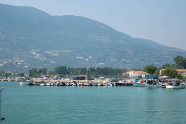 VASILIKI, LEFKADA, GREECE - 25 AĞUSTOS 2023: Yunanistan 'ın Lefkada kentindeki Vasiliki köyünün yaz manzarası