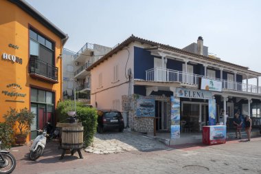 VASILIKI, LEFKADA, GREECE - 25 AĞUSTOS 2023: Yunanistan 'ın Lefkada kentindeki Vasiliki köyünün yaz manzarası