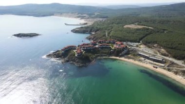 Bulgaristan 'ın Burgaz Bölgesi' nin Dyuni tatil beldesi yakınlarındaki The Driver Beach 'in hava manzarası 