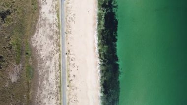 Bulgaristan 'ın Burgaz Bölgesi' nin Dyuni tatil beldesi yakınlarındaki The Driver Beach 'in hava manzarası 