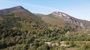 Bulgaristan 'ın Saint George, Lovech bölgesindeki Glozhene Manastırı yakınlarındaki Balkan Dağları' nın hava manzarası