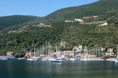 SIVOTA, LEFKADA, GREECE - 26 Ağustos 2023: Yunanistan 'ın Lefkada kentindeki Sivota köyünün yaz manzarası