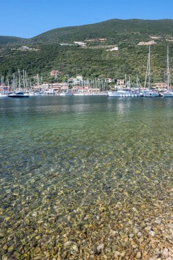 SIVOTA, LEFKADA, GREECE - 26 Ağustos 2023: Yunanistan 'ın Lefkada kentindeki Sivota köyünün yaz manzarası