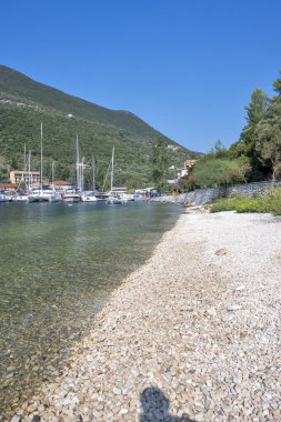 SIVOTA, LEFKADA, GREECE - 26 Ağustos 2023: Yunanistan 'ın Lefkada kentindeki Sivota köyünün yaz manzarası