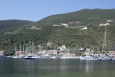 SIVOTA, LEFKADA, GREECE - 26 Ağustos 2023: Yunanistan 'ın Lefkada kentindeki Sivota köyünün yaz manzarası
