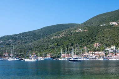 SIVOTA, LEFKADA, GREECE - 26 Ağustos 2023: Yunanistan 'ın Lefkada kentindeki Sivota köyünün yaz manzarası