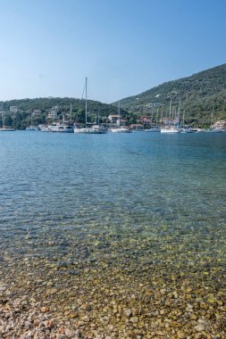 SIVOTA, LEFKADA, GREECE - 26 Ağustos 2023: Yunanistan 'ın Lefkada kentindeki Sivota köyünün yaz manzarası