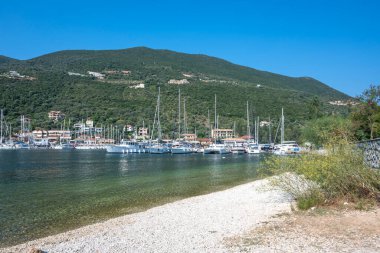 SIVOTA, LEFKADA, GREECE - 26 Ağustos 2023: Yunanistan 'ın Lefkada kentindeki Sivota köyünün yaz manzarası