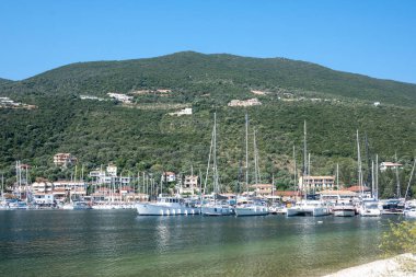 SIVOTA, LEFKADA, GREECE - 26 Ağustos 2023: Yunanistan 'ın Lefkada kentindeki Sivota köyünün yaz manzarası