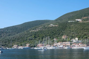 SIVOTA, LEFKADA, GREECE - 26 Ağustos 2023: Yunanistan 'ın Lefkada kentindeki Sivota köyünün yaz manzarası