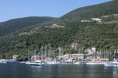 SIVOTA, LEFKADA, GREECE - 26 Ağustos 2023: Yunanistan 'ın Lefkada kentindeki Sivota köyünün yaz manzarası