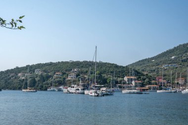 SIVOTA, LEFKADA, GREECE - 26 Ağustos 2023: Yunanistan 'ın Lefkada kentindeki Sivota köyünün yaz manzarası