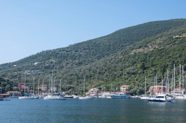 SIVOTA, LEFKADA, GREECE - 26 Ağustos 2023: Yunanistan 'ın Lefkada kentindeki Sivota köyünün yaz manzarası